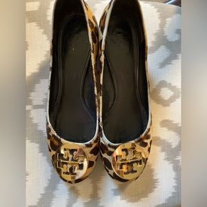 Tory Burch Calf Hair Leopard Print Logo Pump Sz 9